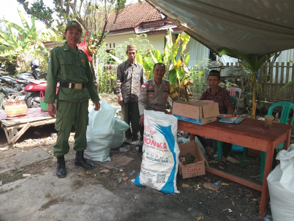 Bhabinkamtibmas Polsek Cikeusik: Kuatkan Sinergitas dengan Tokoh Agama di Desa Binaan 3 WhatsApp Image 2024 06 15 at 18.03.57