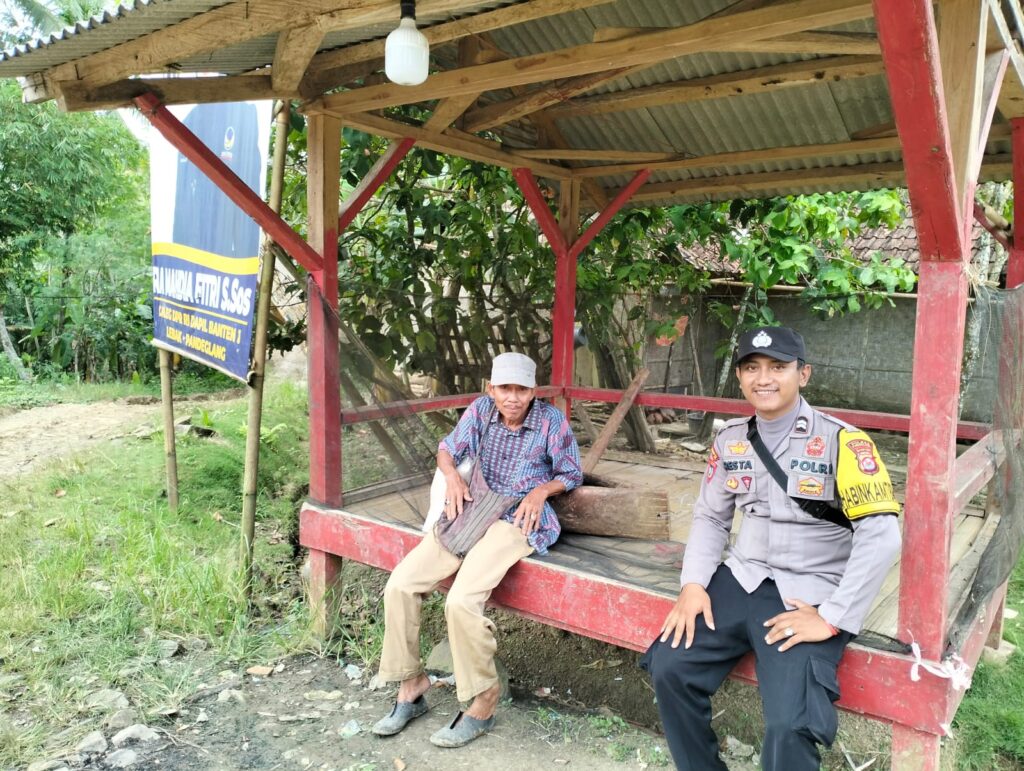 Bhabinkamtibmas Polsek Cikeusik Terjun ke Masyarakat Desa Leuwibalang 2 WhatsApp Image 2024 06 15 at 18.04.14