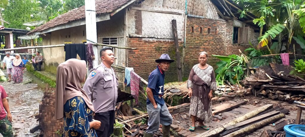 Patroli Dialogis Anggota Polsek Picung Tingkatkan partisipasi Masyarakat Terhadap Kamtibmas 7 WhatsApp Image 2024 06 16 at 07.24.03
