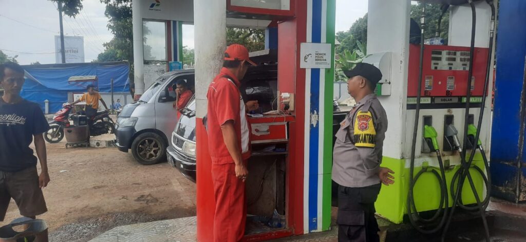 Personil Polsek Picung Polres Pandeglang Lakukan Patroli Rutin di SPBU Picung 9 WhatsApp Image 2024 06 16 at 07.24.51
