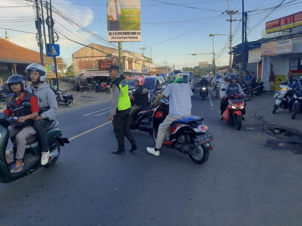 Anggota Polsek Cadasari Laksanakan Pengaturan Sore di Depan Pasar Cadasari 1 WhatsApp Image 2024 06 16 at 09.03.51