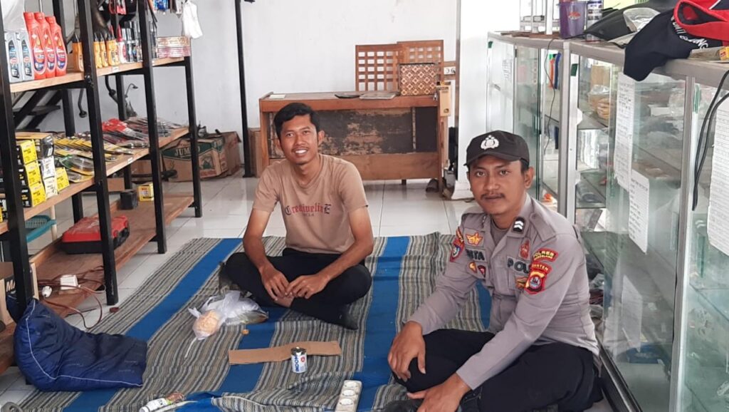 Bhabinkamtibmas Polsek Cikeusik Terjun ke Masyarakat Desa Leuwibalang 7 WhatsApp Image 2024 06 16 at 12.48.41