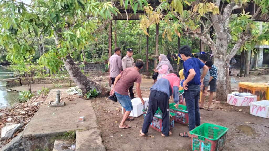 Polsek Cikeusik Gelar Patroli Pelelangan Ikan Binuangen 3 WhatsApp Image 2024 06 16 at 13.00.10