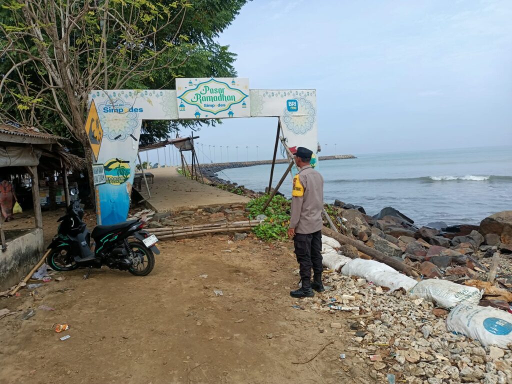 Polsek Cikeusik Tingkatkan Patroli Keamanan di Dermaga Bengkok 2 WhatsApp Image 2024 06 16 at 13.01.59