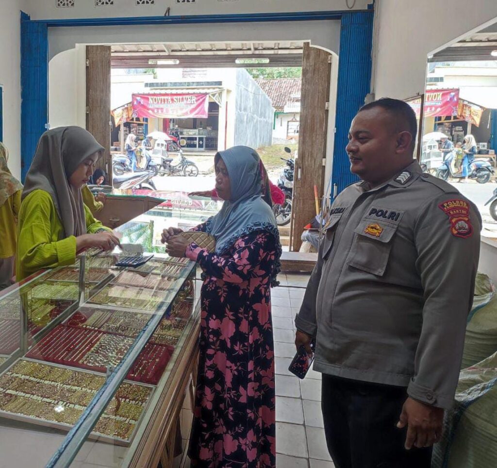 Anggota Polsek Cibaliung, Laksanakan Kegiatan Sambang untuk Meningkatkan Kamtibmas di Wilayah Cibaliung 10 WhatsApp Image 2024 06 16 at 13.18.39