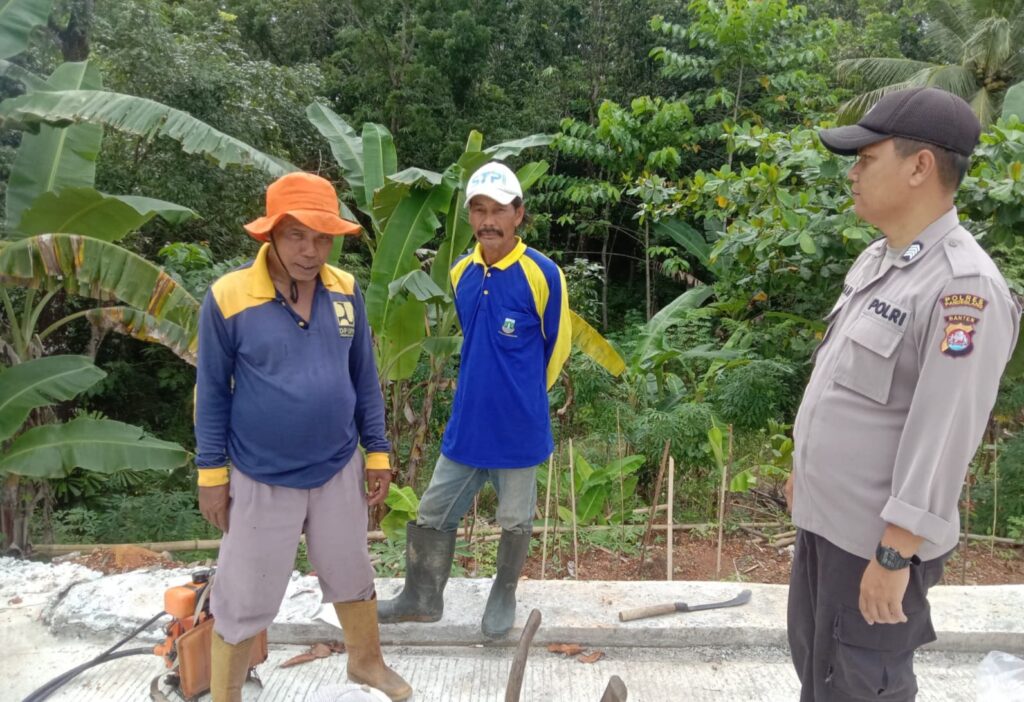 Bhabinkamtibmas Polsek Sumur Lakukan Sosialisasi Kamtibmas di Desa Cigorondong 9 WhatsApp Image 2024 06 16 at 13.25.35