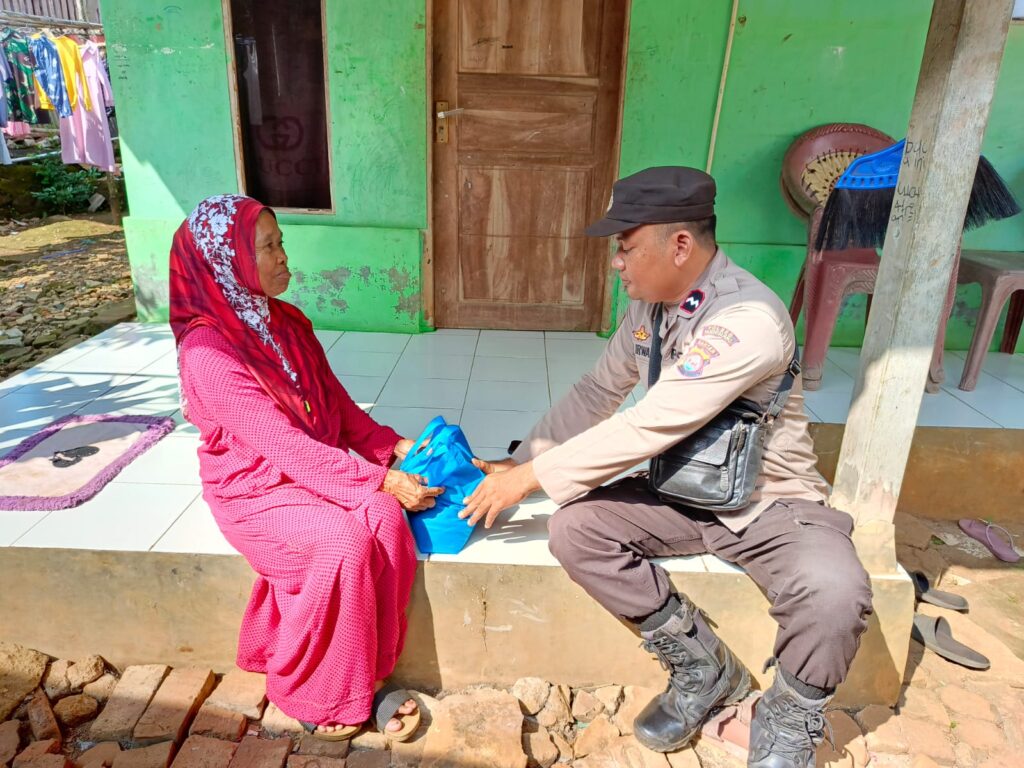 Polsek Cibaliung Gelar Bakti Sosial Sembako Bagi Warga Masyarakat 8 WhatsApp Image 2024 06 16 at 13.51.12