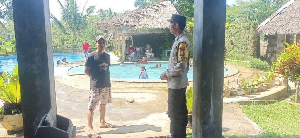 Antisipasi Kepadatan Wisatawan, Polsek Cimanggu Laksanakan Patroli dan Pengamanan di Obyek Wisata 7 WhatsApp Image 2024 06 16 at 14.02.23