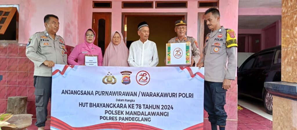 Kapolsek Mandalawangi dan Ketua Ranting Bhayangkari Polsek Mandalawangi Laksanakan Anjangsana dan Bansos kepada Purnawirawan Polri 5 WhatsApp Image 2024 06 16 at 15.48.58