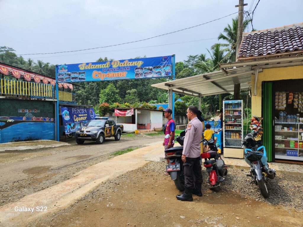 Polsek Menes Tingkatkan Keamanan Kawasan Kolam Renang Cipamor Melalui Patroli Dialogis dan Himbauan Kamtibmas 4 WhatsApp Image 2024 06 16 at 15.54.02