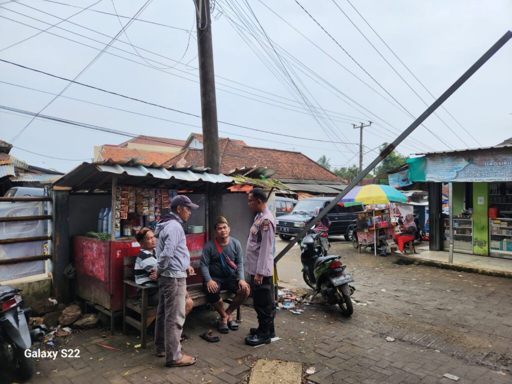 Polsek Menes Gelar Patroli dan Himbauan Kamtibmas di Warung Kopi Area Pasar Menes 3 WhatsApp Image 2024 06 16 at 16.05.22