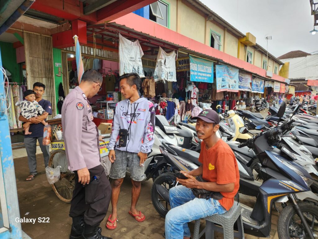 Polsek Menes Polres Pandeglang Edukasi Petugas Parkir di Pasar Menes 2 WhatsApp Image 2024 06 16 at 16.09.54