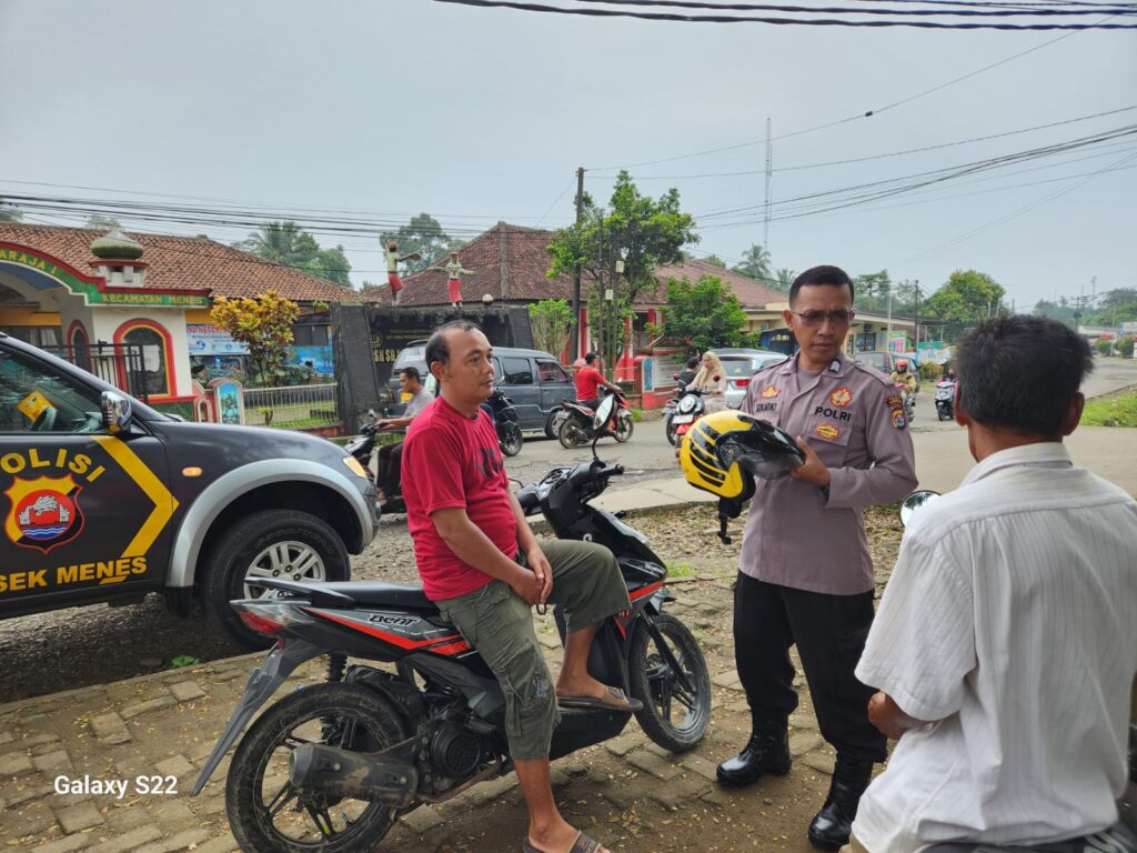 Polsek Menes Polres Pandeglang Gelar Edukasi Tertib Lalu Lintas Bagi Pengendara Sepeda Motor di Alun-Alun Menes 1 WhatsApp Image 2024 06 16 at 16.14.24