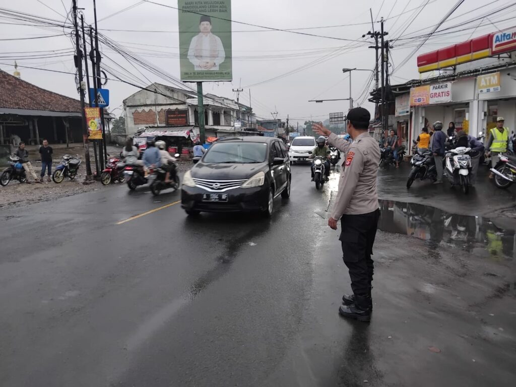 Polsek Cadasari Aktifkan Pengaturan Lalu Lintas Pagi di Depan Pasar Pasca Hujan 9 WhatsApp Image 2024 06 17 at 09.46.36