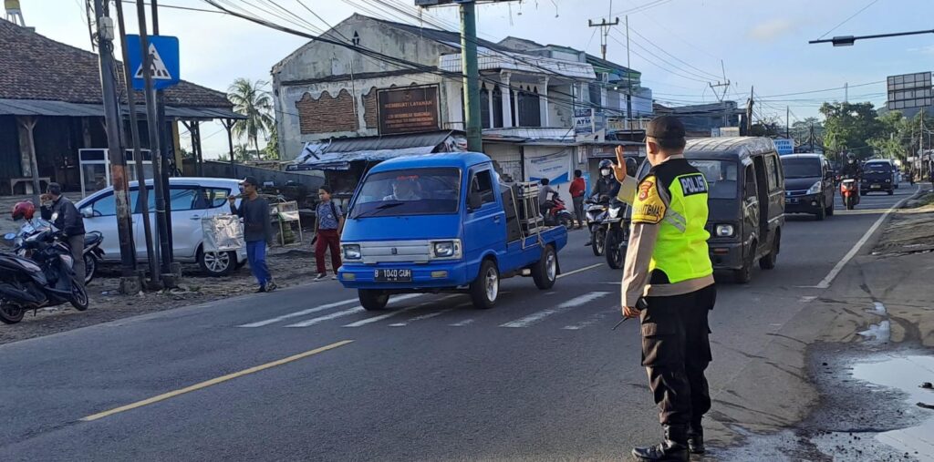 Polsek Cadasari Gelar Pengaturan Lalu Lintas Sore untuk Kelancaran Jalan Raya 5 WhatsApp Image 2024 06 17 at 09.48.37