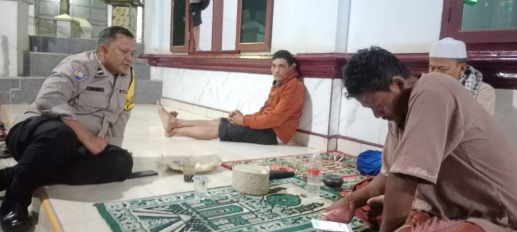 Bhabinkamtibmas Polsek Cadasari Kontrol Masjid Ar-Rahman Jelang Sholat Idul Adha 4 WhatsApp Image 2024 06 17 at 09.49.15
