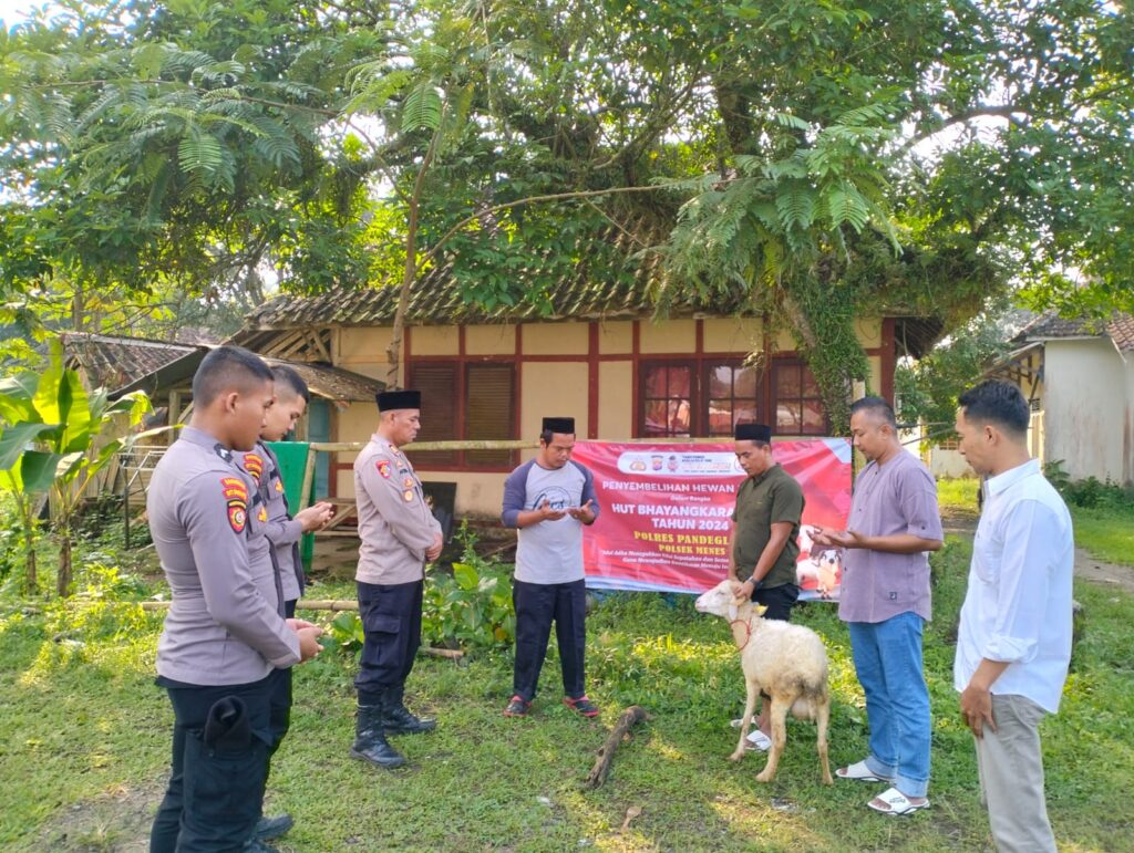 Polsek Menes Polres Pandeglang Bagikan Daging Kurban Kepada Warga Masyarakat 3 WhatsApp Image 2024 06 17 at 11.45.57