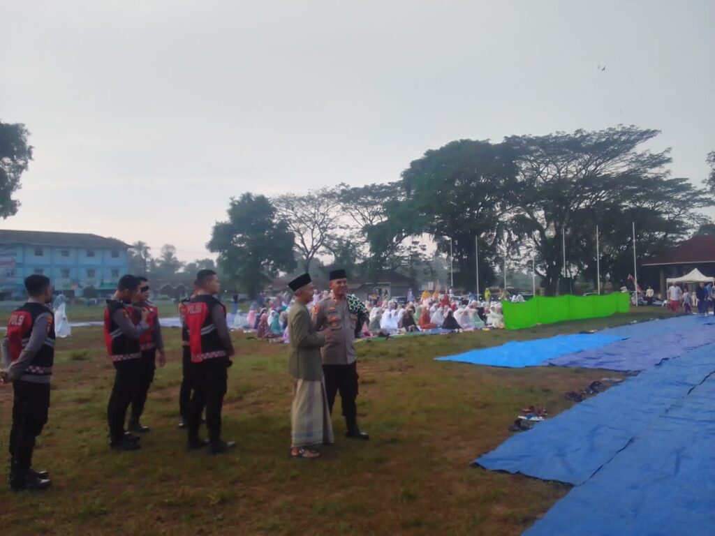 Kapolsek Menes Pimpin Pengamanan Shalat Idul Adha di Alun-alun Menes 1 WhatsApp Image 2024 06 17 at 11.59.46