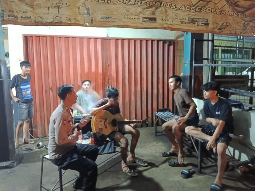 Bhabinkamtibmas Polsek Menes Temui Pemuda dan Berikan Himbauan Kamtibmas 9 WhatsApp Image 2024 06 17 at 12.05.53