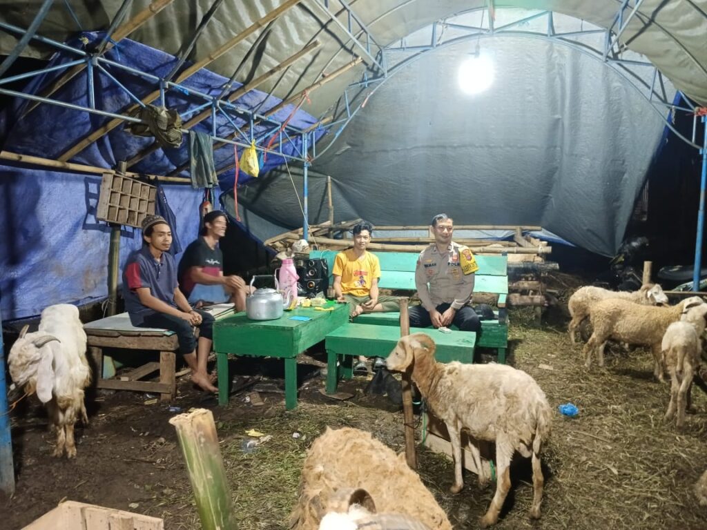 Polsek Menes Gelar Patroli Malam Takbiran dan Himbauan Kamtibmas 8 WhatsApp Image 2024 06 17 at 12.10.49