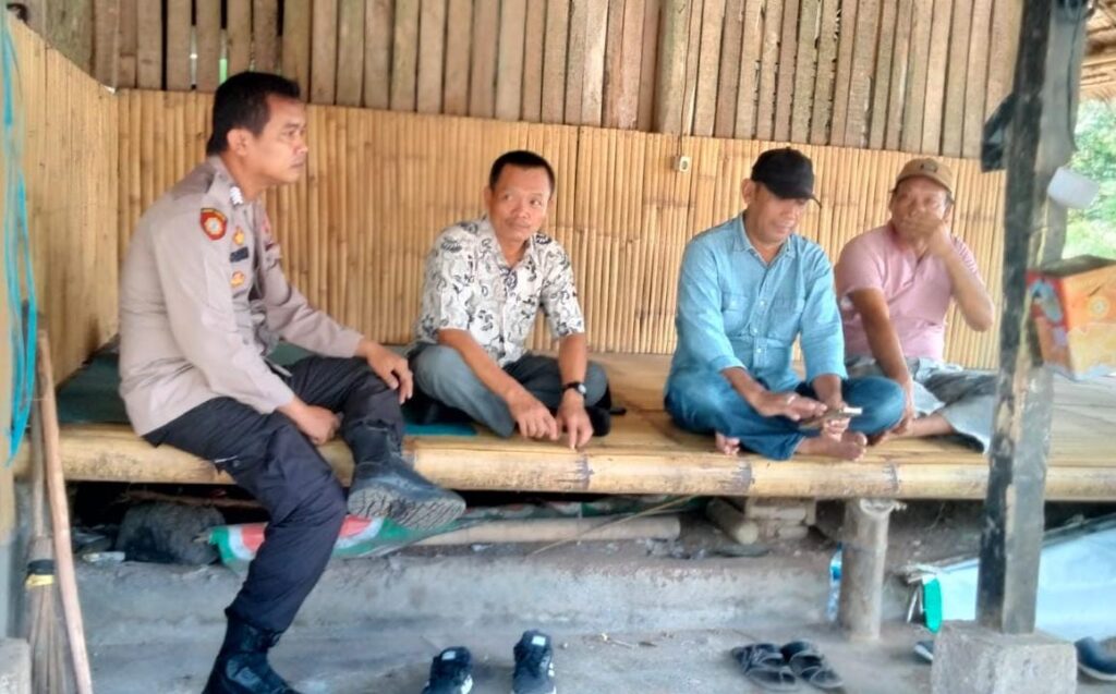 Polsek Menes Sambangi Warga dan Ajak Untuk Patuhi Aturan Lalulintas 6 WhatsApp Image 2024 06 17 at 12.20.09