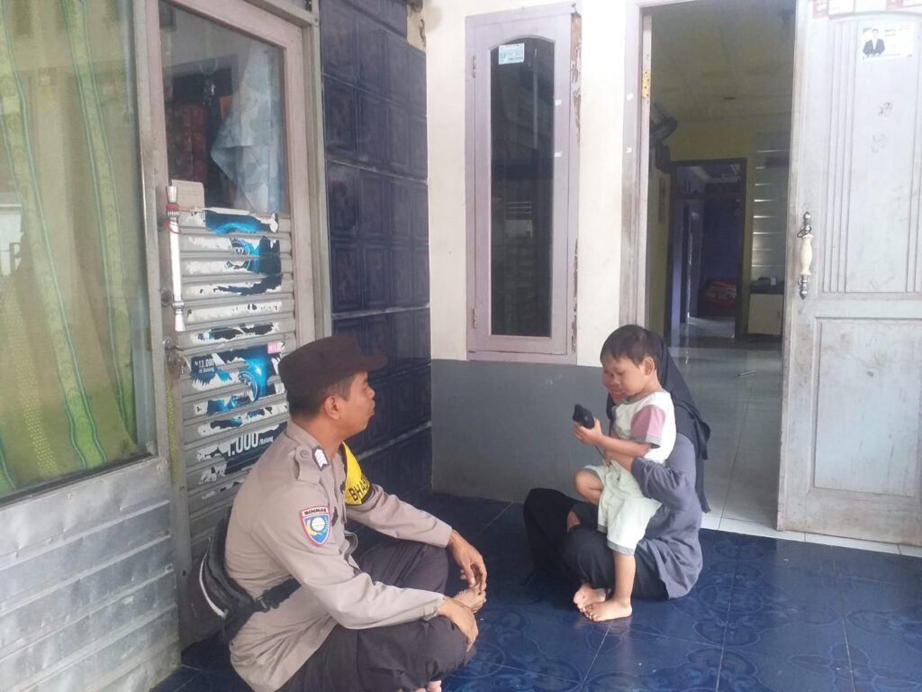 Pak Bhabin Polsek Menes Giat Sambang Door-to-Door, Jalin Kedekatan dengan Warga 5 WhatsApp Image 2024 06 17 at 12.22.25