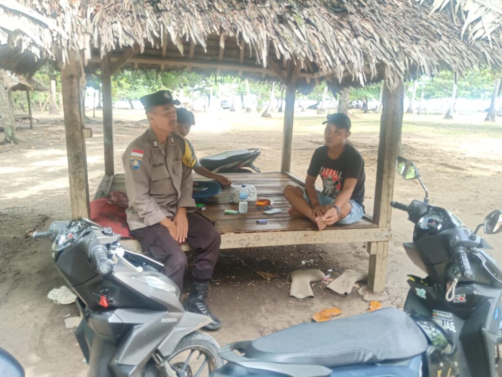 Bhabinkamtibmas Polsek Sumur Jalin Silaturahmi Erat dengan Warga 3 WhatsApp Image 2024 06 17 at 14.21.47