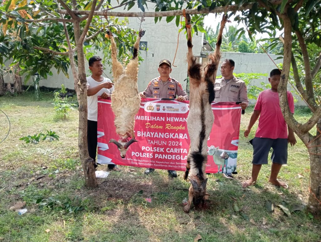 Polsek Carita Gelar Kegiatan Penyembelihan dan Pembagian Hewan Kurban dalam Rangka Idul Adha 2 WhatsApp Image 2024 06 17 at 16.01.28