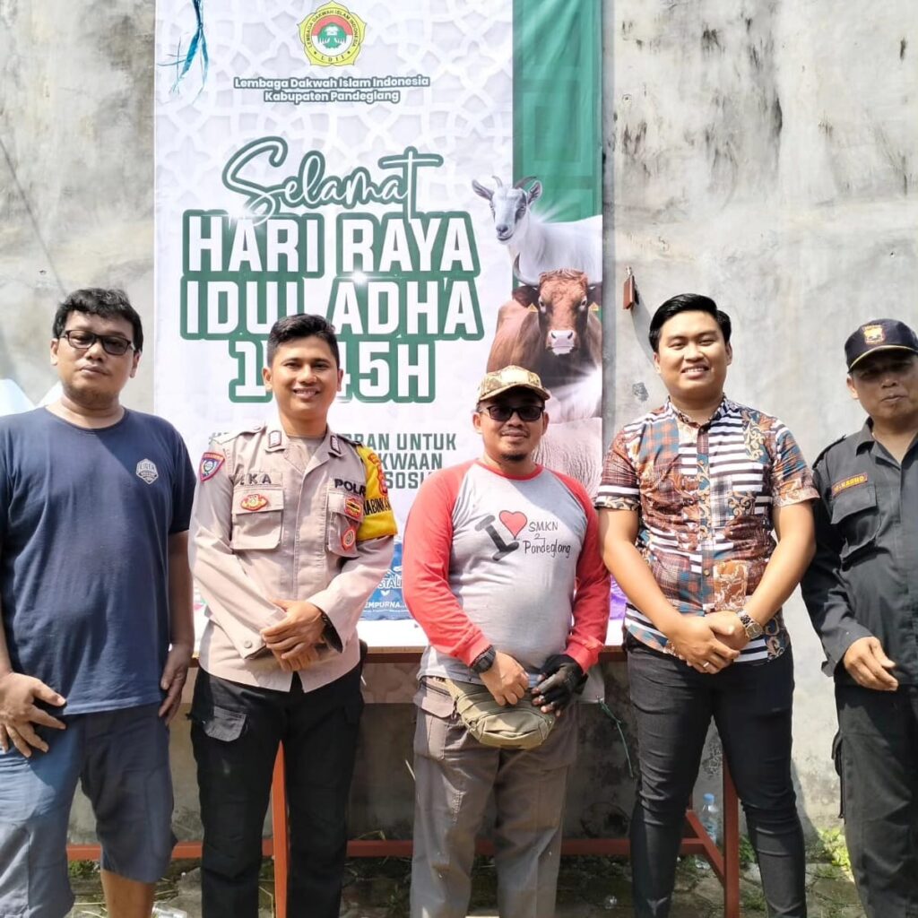 Bhabinkamtibmas Polsek Pandeglang Monitoring Pemotongan dan Pendistribusian Daging Kurban di Kelompok LDII 3 WhatsApp Image 2024 06 17 at 18.40.34