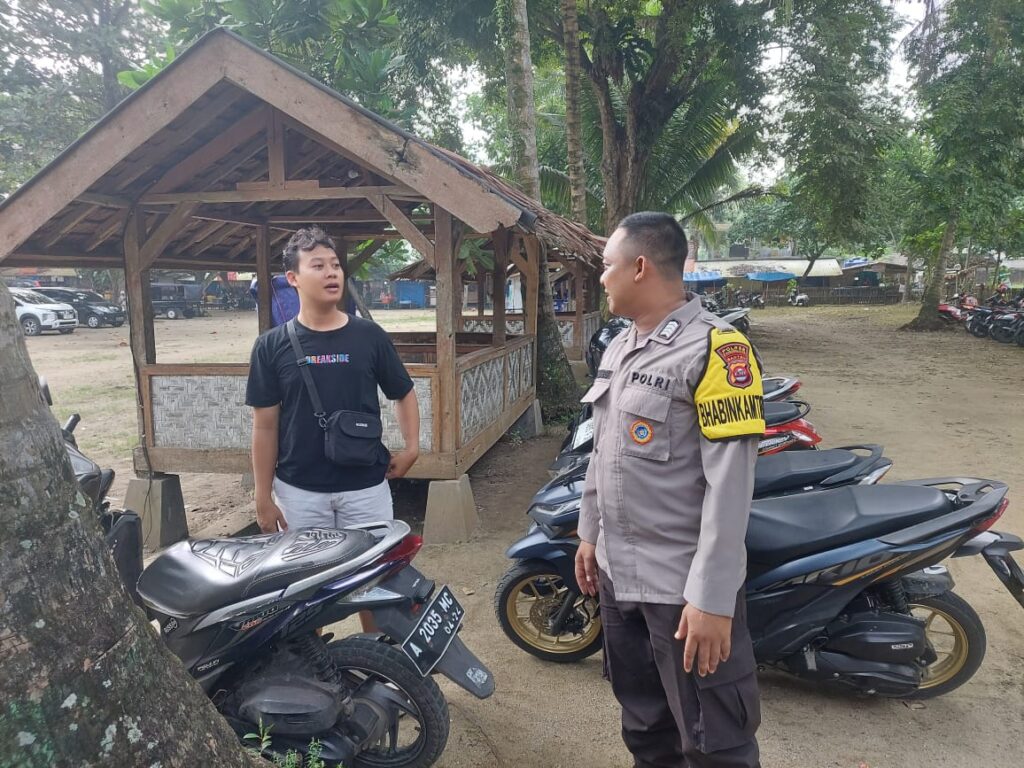 Polsek Carita Melaksanakan Patroli Wisata dan Memberikan Himbauan kepada Pengunjung Pantai 2 WhatsApp Image 2024 06 17 at 18.56.25