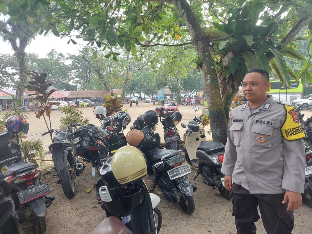 Bripka Bambang dari Polsek Carita Memantau Situasi Keamanan di Pantai Carita 1 WhatsApp Image 2024 06 17 at 18.58.07