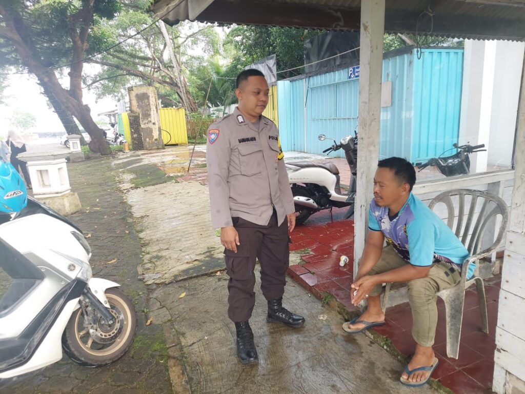 Personil Polsek Carita Melaksanakan Patroli Wisata dan Berbincang dengan Pengelola Pantai 10 WhatsApp Image 2024 06 17 at 19.03.38