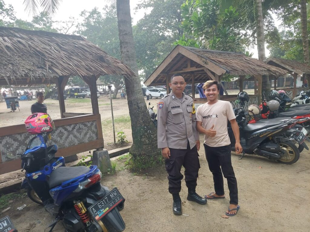 Personil Polsek Carita Berikan Himbauan kepada Penjaga Parkir Pantai dalam Patroli Wisata 9 WhatsApp Image 2024 06 17 at 19.06.06