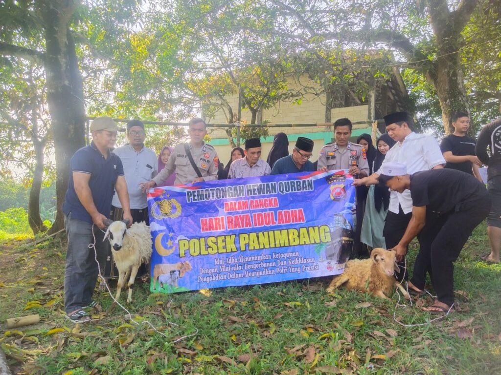 Polsek Panimbang Melaksanakan Kegiatan penyembelihan dan pembagian Daging hewan Kurban Kepada Warga Masyarakat 8 WhatsApp Image 2024 06 17 at 19.19.00
