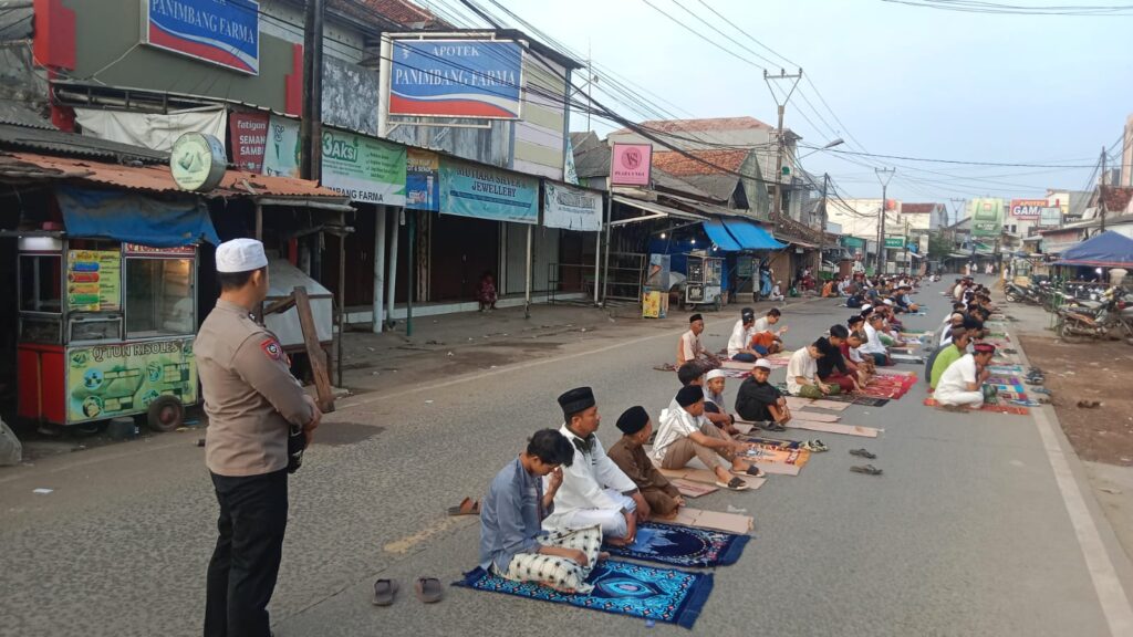 Polsek Panimbang Polres Pandeglang laksanakan pengamanan Sholat Ied Idul Adha 1445 H 7 WhatsApp Image 2024 06 17 at 19.25.55