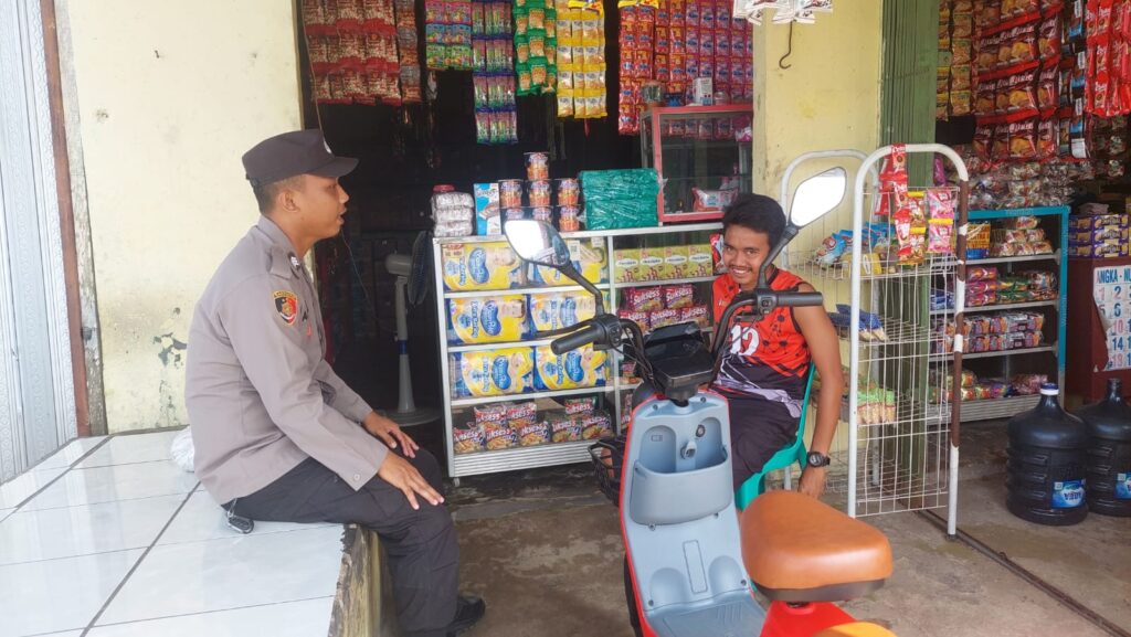 Bhabinkamtibmas Polsek Patia Keliling Sambangi Warga Sampaikan Pesan Kamtibmas 6 WhatsApp Image 2024 06 17 at 19.26.55