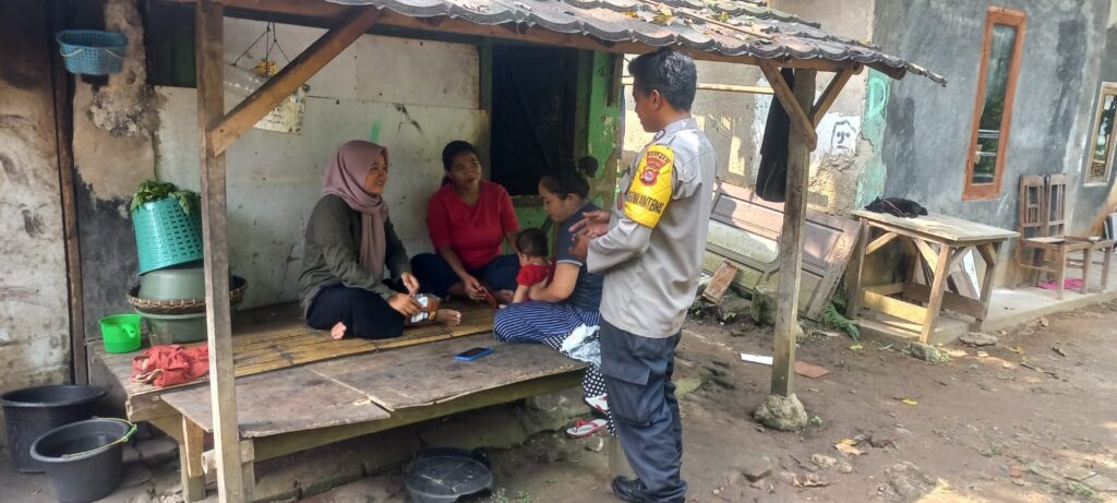Jelang Pilkada Serentak 2024, Polsek Saketi Lakukan Sambang dan Dialogis dengan Warga Kadu Pedes 4 WhatsApp Image 2024 06 17 at 20.26.37