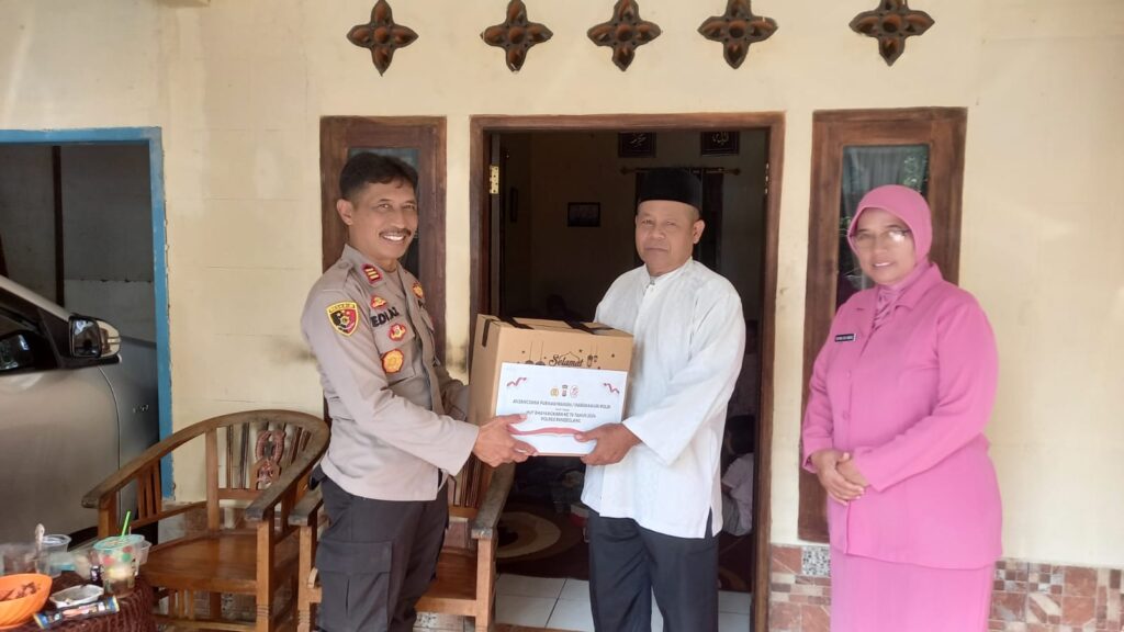 Polsek Cibaliung Berikan Penghormatan kepada Purnawirawan Polri dalam Rangka HUT Bhayangkara ke-78 2 WhatsApp Image 2024 06 17 at 20.41.22