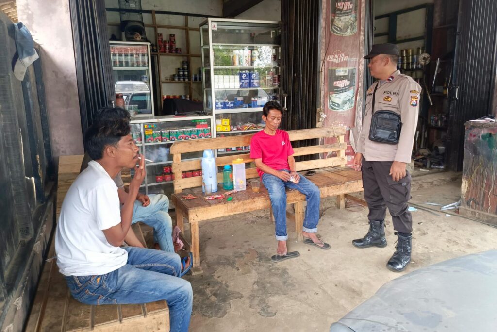 Polsek Cibaliung Sambangi Warga untuk Tingkatkan Keamanan dan Ketertiban 1 WhatsApp Image 2024 06 17 at 20.46.23