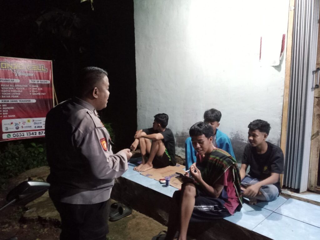 Polsek Cikedal Sambangi Remaja Nongkrong, Antisipasi Kenakalan Remaja 9 WhatsApp Image 2024 06 17 at 23.03.04