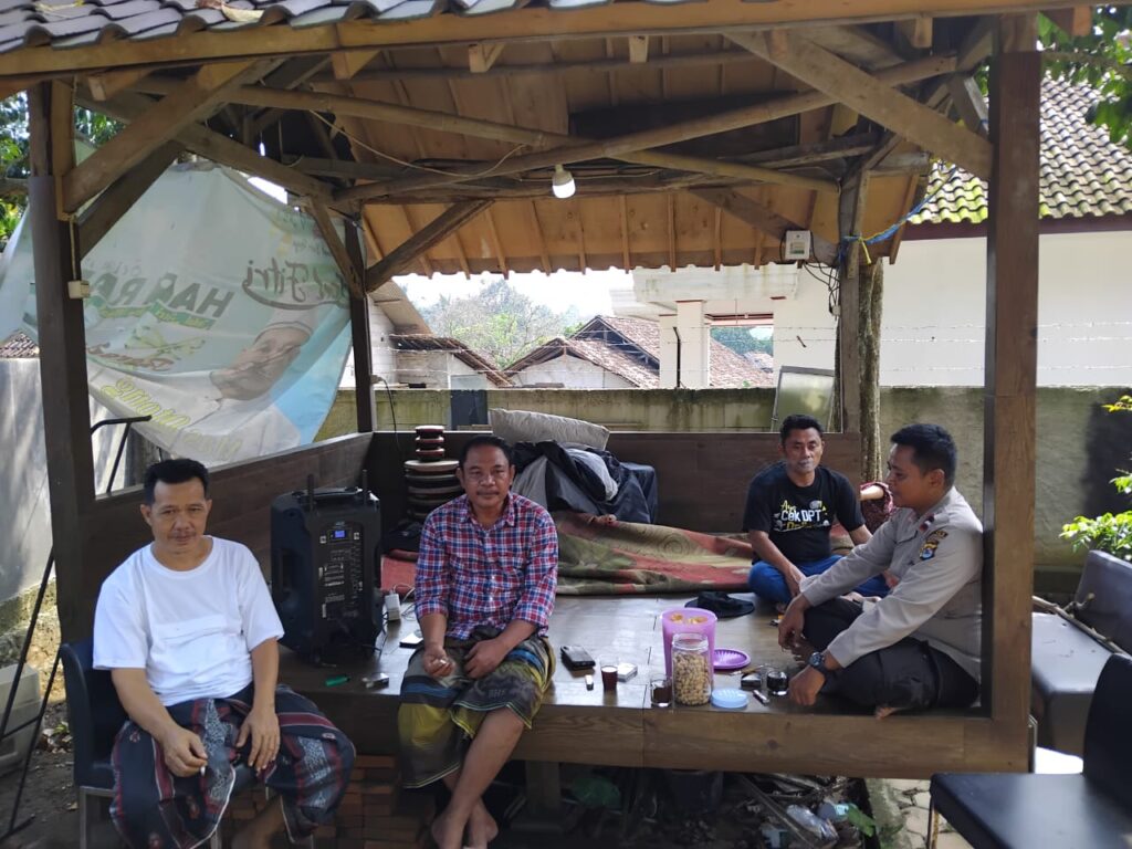Kanit Binmas Polsek Cadasari Laksanakan Sambang Warga Desa Bangkonol 6 WhatsApp Image 2024 06 18 at 08.07.31