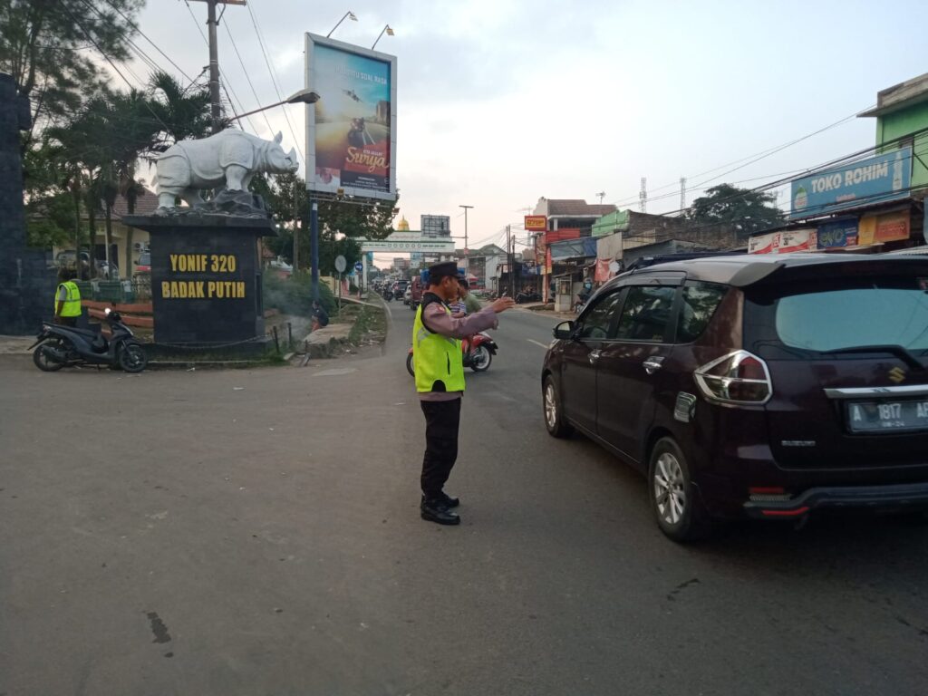Anggota Polsek Cadasari Lakukan Pengaturan Lalu Lintas Sore di Depan Pasar 5 WhatsApp Image 2024 06 18 at 08.08.06