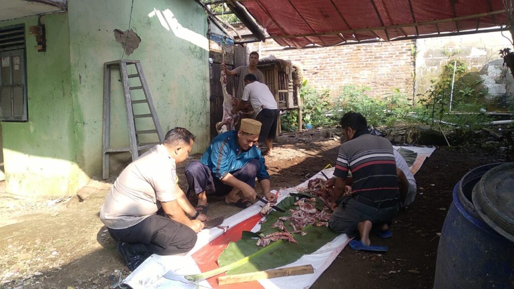 Bhabinkamtibmas Polsek Cadasari Membantu Memotong Daging Hewan Qurban Bersama Panitia Idul Adha 3 WhatsApp Image 2024 06 18 at 08.08.41