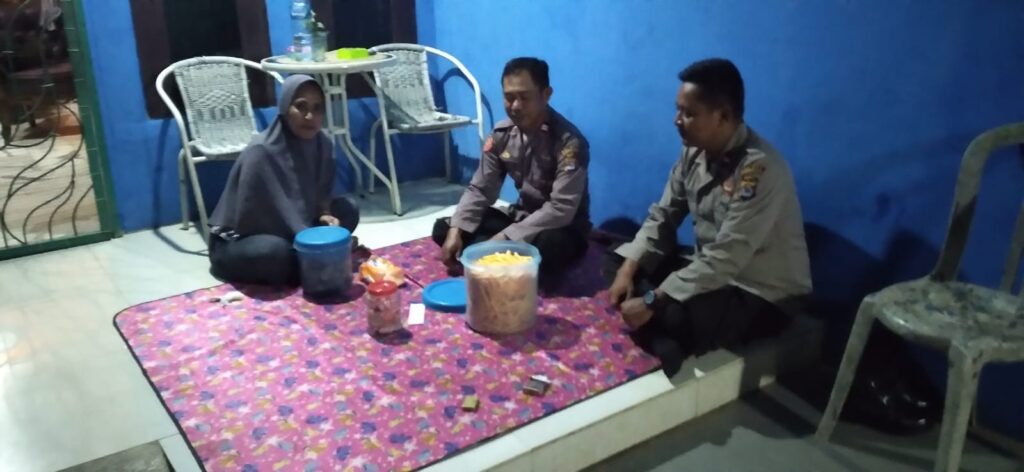 Polsek Cadasari Lakukan Kunjungan Malam Hari untuk Tingkatkan Keamanan Warga 2 WhatsApp Image 2024 06 18 at 08.08.55