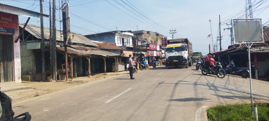 Personil Polsek Bojong Berikan Pelayanan Pengaturan Lalu Lintas Selama Libur Lebaran Idul Adha 10 WhatsApp Image 2024 06 18 at 10.06.48