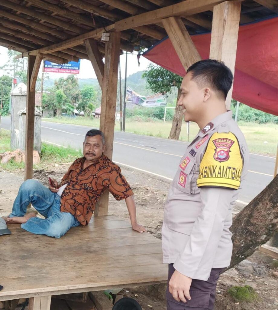Polsek Cibaliung Jalin Silaturahmi dan Imbau Kamtibmas Melalui Sambang Dialogis 10 WhatsApp Image 2024 06 18 at 10.34.33