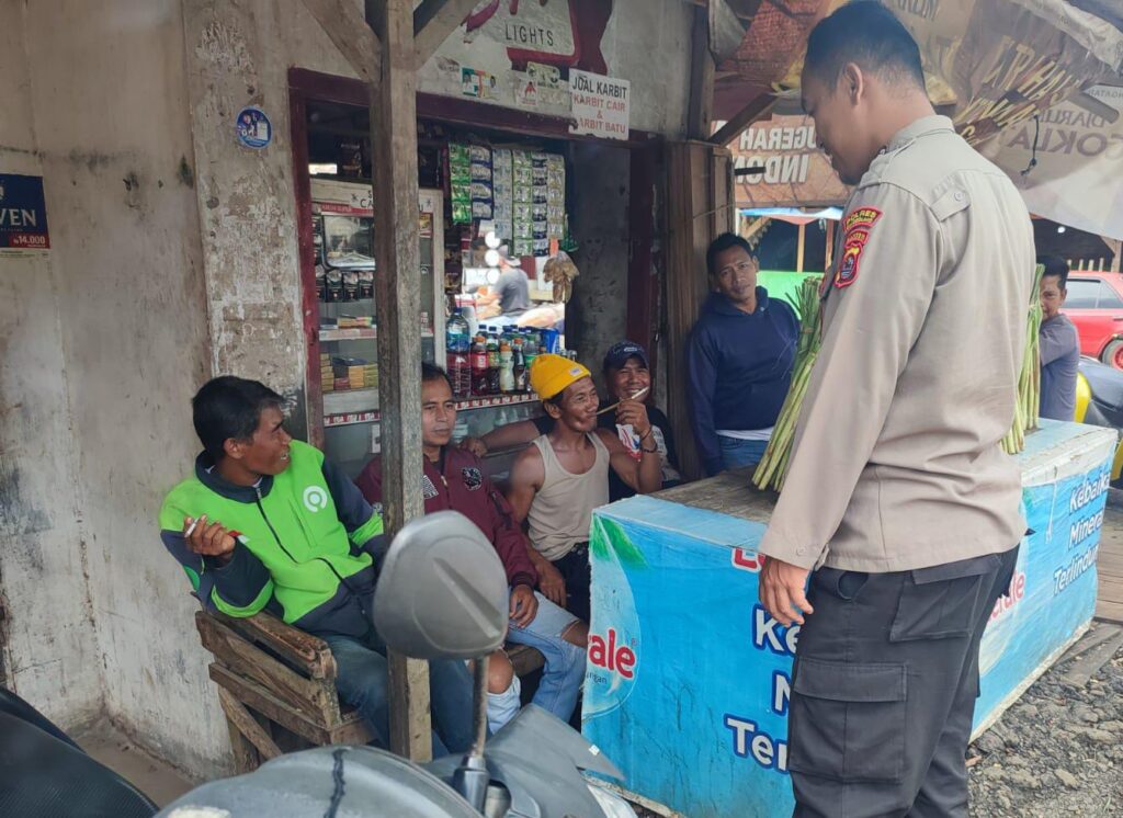 Polsek Cibaliung Sambangi Warga untuk Tingkatkan Keamanan dan Ketertiban 9 WhatsApp Image 2024 06 18 at 10.35.58