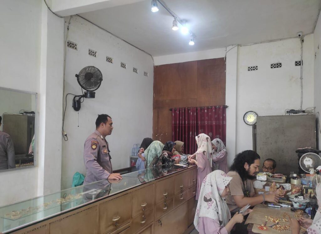 Patroli Polsek Cibaliung Jaga Keamanan Toko Emas di Pasar Sukajadi 8 WhatsApp Image 2024 06 18 at 10.38.58