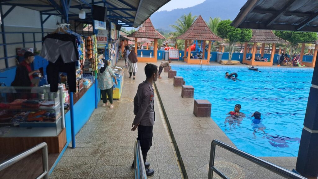 Personil Polsek Mandalawangi Perketat Prokes Pengunjung wisata DM di hari libur panjang 7 WhatsApp Image 2024 06 18 at 11.20.09