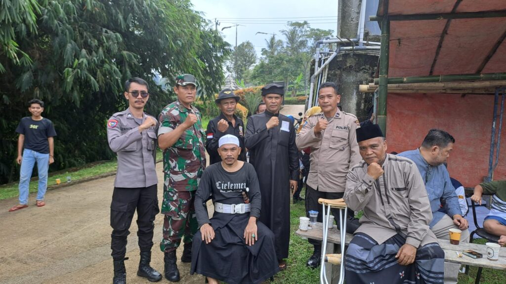 Bhabinkamtibmas Polsek Mandalawangi Polres Pandeglang Rutin Keliling Sambangi Warga 6 WhatsApp Image 2024 06 18 at 11.23.24